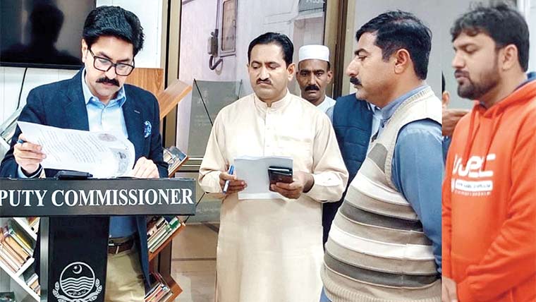 ڈپٹی کمشنر نے کھلی کچہری  میں سائلین کے مسائل سنے