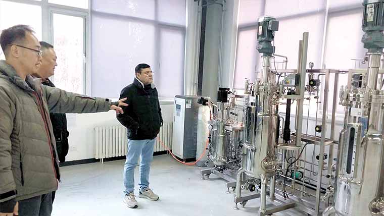 ڈاکٹر قیصر عباس دورہ چین کے بعد  وفد کے ہمراہ وطن واپس پہنچ گئے 