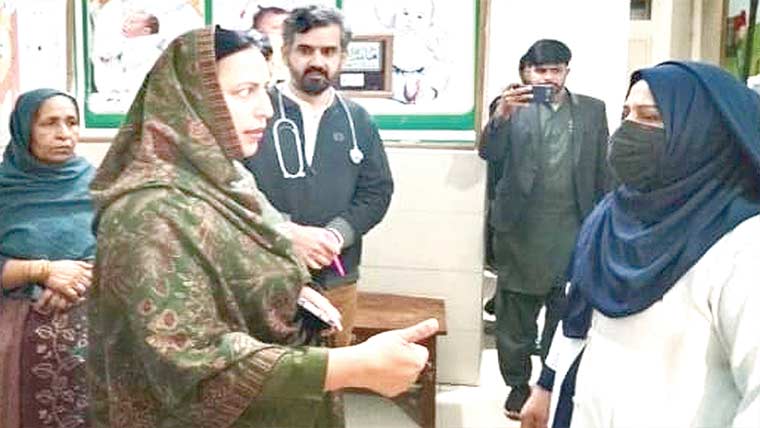 ڈی سی کی ہسپتال میں بہتر طبی سہولتیں دینے کی ہدایت