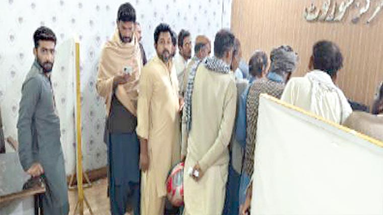 بغیر ہیلمٹ و لائسنس موٹر سائیکل سواروں کے چالان 