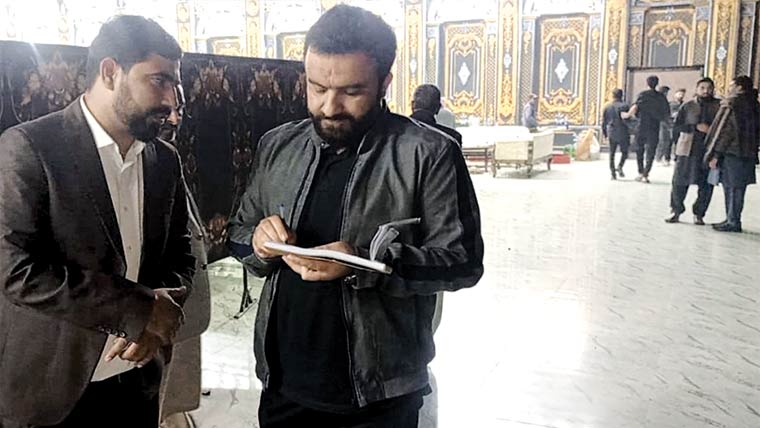 اسسٹنٹ کمشنر گجرات عبدالقدیر زرکون  کی شادی ہال مالکان کے ساتھ میٹنگ 