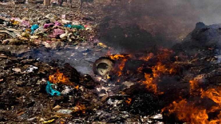 لیاقت آباد میں کچرا جلانے سے مکینوں کو مشکلات