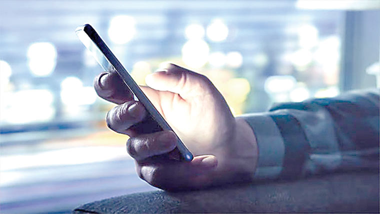  خواتین کی تصاویر لائیک کرنا طلاق کی وجہ بن سکتا ہے