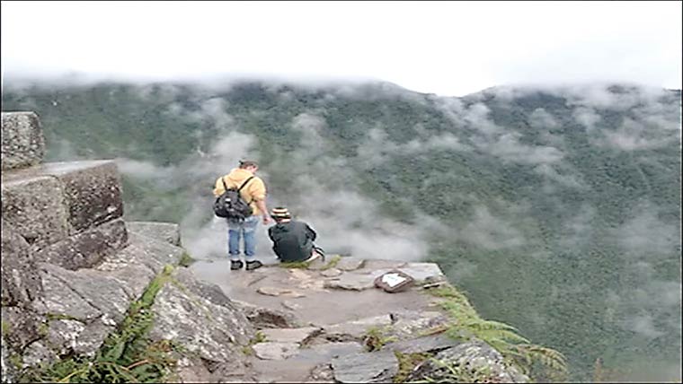 سیلفی لیتے 130فٹ بلندی سے گرنیوالا سیاح محفوظ