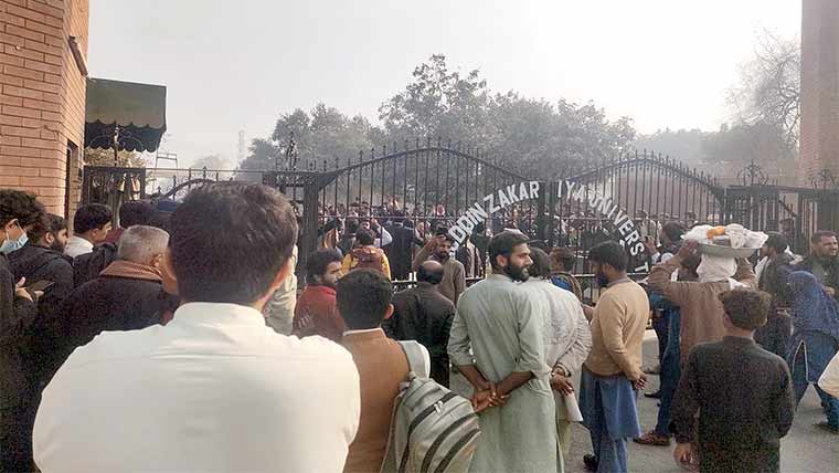 زکریا یونیورسٹی میں گیٹس بند کرنے پر طلبا احتجاج 