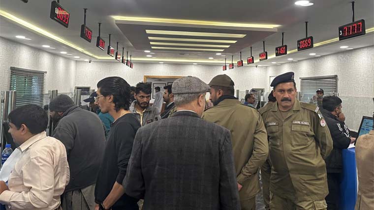  پولیس خدمت مرکز میں لائسنس بنوانے والوں کارش 