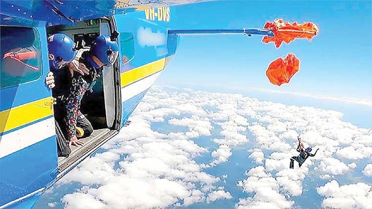  پیراشوٹ طیارے میں پھنسنے کے بعد بچ جانیوالا سکائی ڈائیور