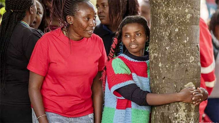 خاتون کا درخت کو 72 گھنٹے تک گلے لگا کر نیا ریکارڈ 