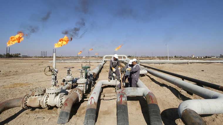 گیس سیکٹر کا گردشی قرضہ ختم کرنے کیلئے پٹرولیم مصنوعات پرمزید 5روپے لیوی بڑھانے کا پلان تیار:1700ارب روپے  کا بوجھ کم ہوگا:ذرائع