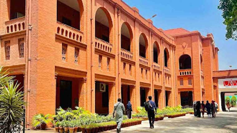 بنگلادیشی طلباوطالبات کے وفد کی ویٹرنری یونیورسٹی کادورہ 