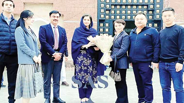 گجرات:چین کے تجارتی وفد کی ڈپٹی  کمشنر اور ضلعی افسروں سے ملاقات 