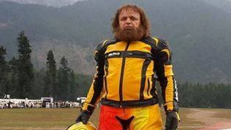 سلطان گولڈن کے صاحبزادے عمر  گولڈن کا بھی ریمپ جمپ کا مظاہرہ