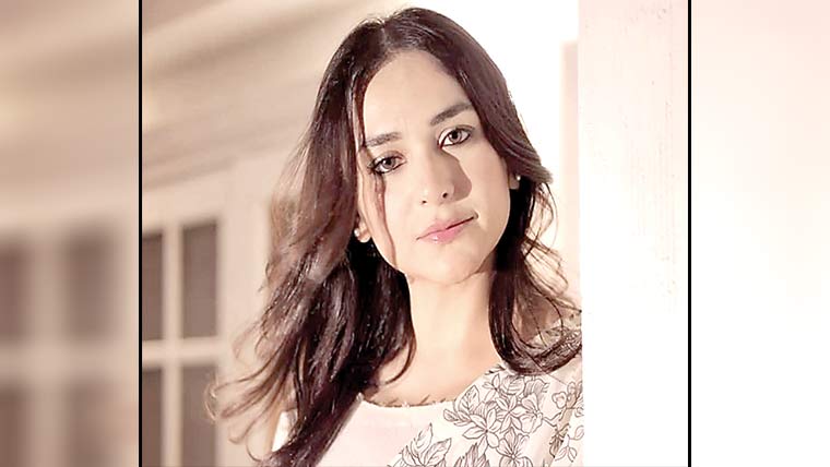 یمنیٰ زیدی کو ایوارڈ شو میں بولڈ لباس پہننے پر تنقید کا سامنا