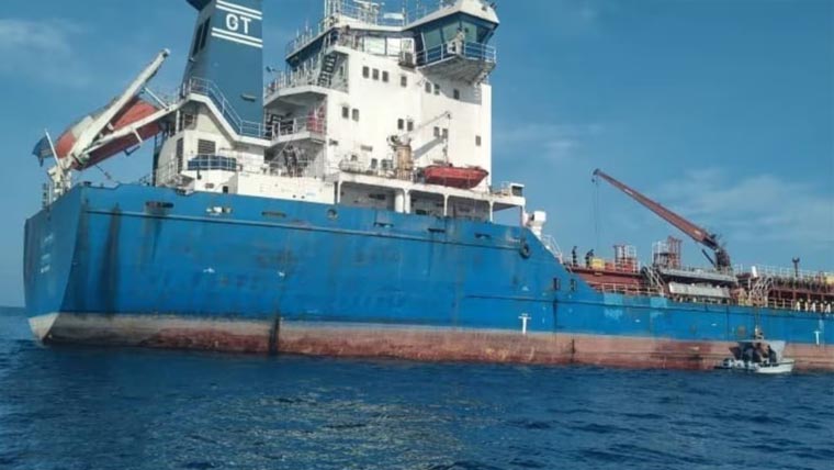 ایران نے خلیج عمان میں تیل بردار جہاز قبضے میں لے لیا،18افرادزیر حراست