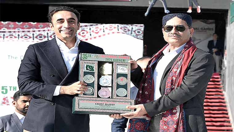 پاک آرمی نیشنل گیمز کی فاتح، فیلڈ مارشل نے ٹرافی دی 