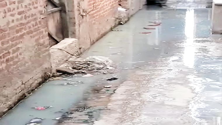 رحمان پورہ درباروالی گلی اور نذیرکالونی میں سیور یج بندش 