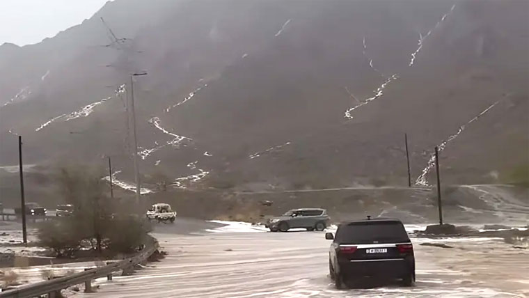  یو اے ای:موسلا دھار بارش  ریگستانی پہاڑ آبشاروں میں تبدیل