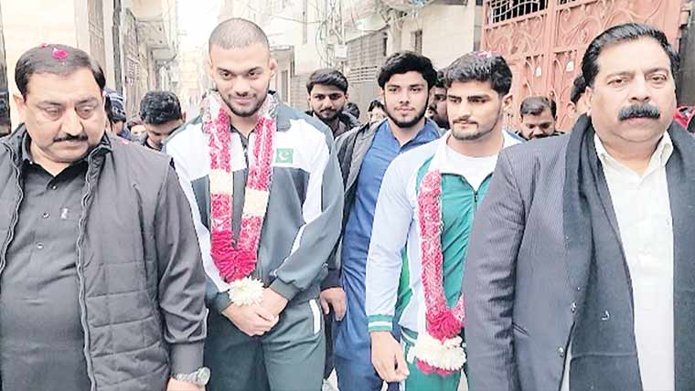 نیشنل گیمز میں گولڈ میڈل جیتنے والے  پہلوانوں کا گوجرانوالہ پہنچنے پر شاندار استقبال 