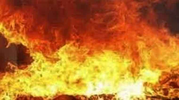 دکانوں میں آتش گیر مادہ پھینکنے  سے لاکھوں کاسامان جل گیا