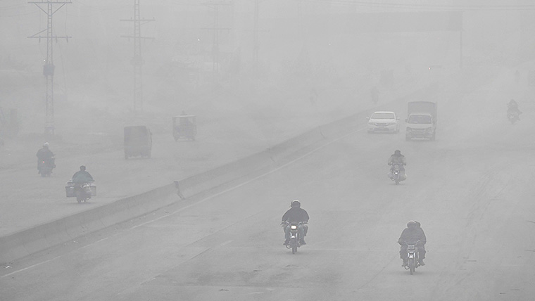 دُھند کا راج ، موٹر ویز عارضی بند ، کئی علاقوں میں آج بارش 