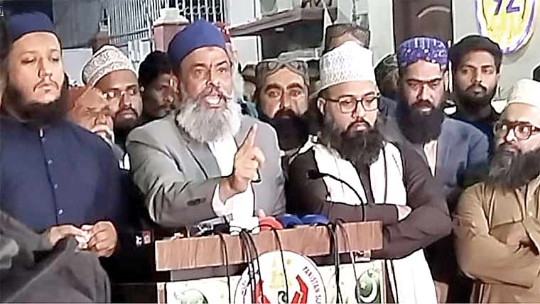 پولیس نے چادر اور چار دیواری کا تقدس پامال کیا، ثروت قادری