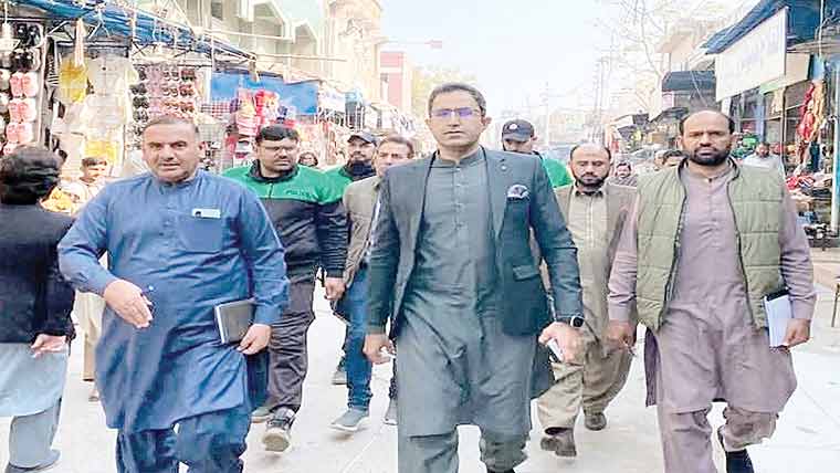 علی پور چٹھہ : ڈپٹی کمشنر کا سکولوں، ہسپتال، بازار، پارک کا دورہ 