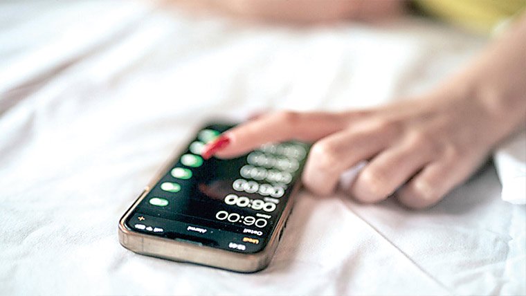 کچھ افراد فون الارم سے پہلے کیسے جاگ جاتے ہیں 