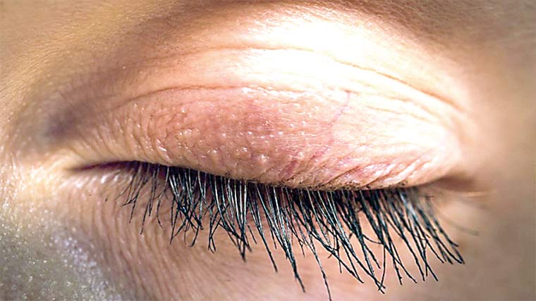  کم پلکیں جھپکنے والے افراد کا دماغ زیادہ متحرک ہوتا ہے 