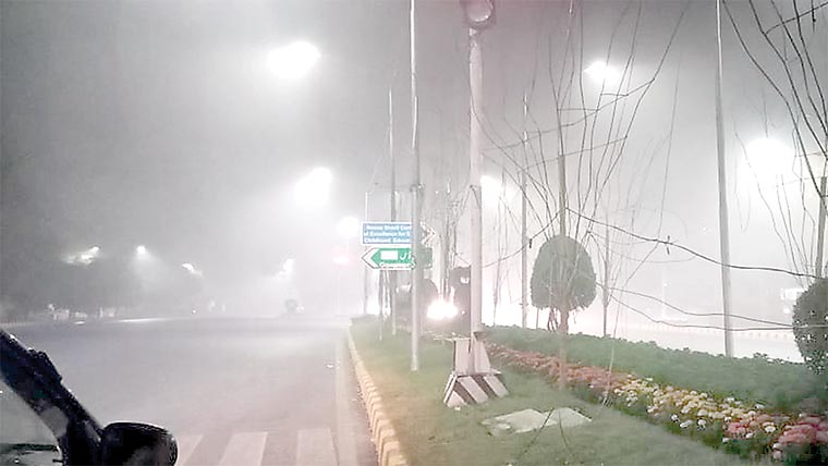  دھندکا راج، پھولنگر میں متعدد گاڑیوں کی ٹکر، 4 افراد زخمی