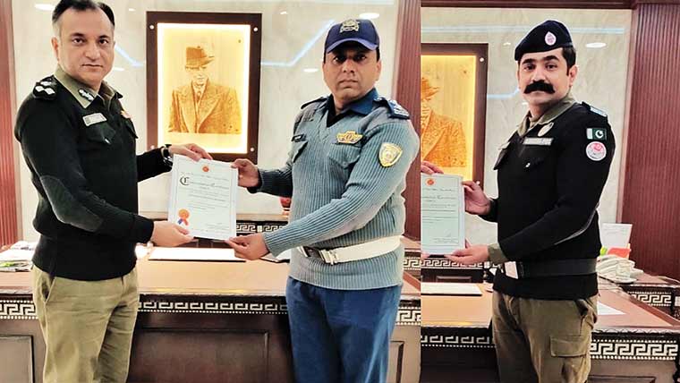 اعلیٰ کارکردگی پر ٹریفک وارڈن  اور کانسٹیبل کو تعریفی سرٹیفکیٹ نقد انعام سے نوازا گیا 