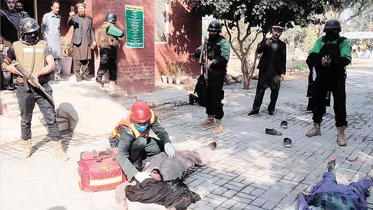  طلباء اور طالبات کیلئے ہنگامی صورتحال پر قابو پانے کی مشق