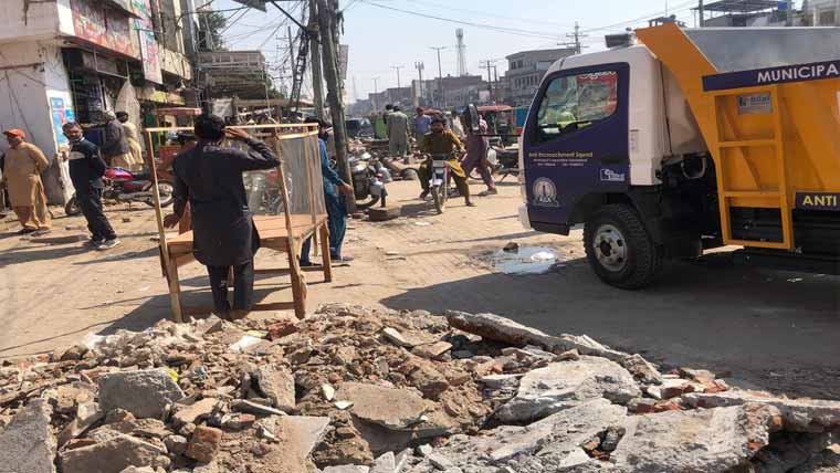 وزیرآباد:تجاوزات کیخلاف آپریشن  عملہ مر غیوں سمیت پنجرہ لے گیا