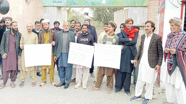  بھارت میں خاتون کا نقاب اتارنے  پر احتجاجی مظاہرہ ، نعرے بازی  