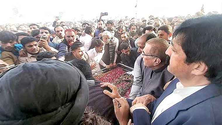 منظور وٹو سپرد خاک ، نماز جنازہ میں  سیاسی وسماجی شخصیات کی شرکت 