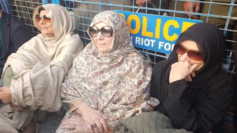 عمران کی بہنوں سمیت 400افراد کیخلاف دہشتگردی کا مقدمہ 