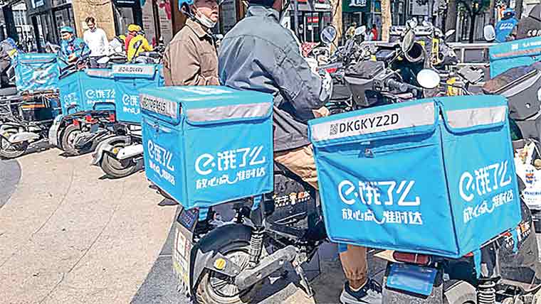 فوڈ ڈیلیوری رائیڈر نے 5 سال میں 4 کروڑ جمع کرلیے