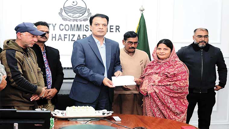 ڈی سی نے مسیحی برادری کوکرسمس تحائف تقسیم کئے