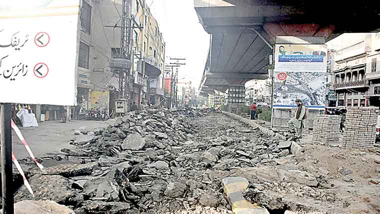 داتا دربار کے باہر سے تجاوزات ، عارضی سٹرکچر مسمار 