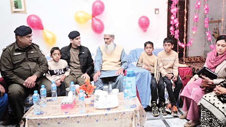 سی پی او ڈاکٹر سردار غیاث کی  پو لیس شہدا کے اہلخانہ سے ملاقات 