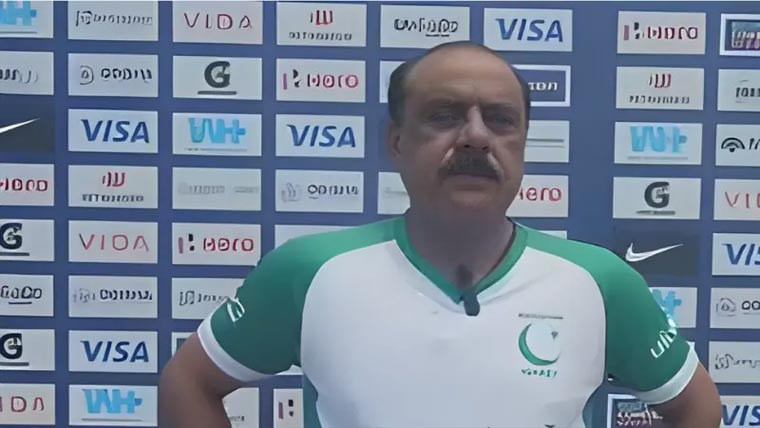 ہاکی ٹیم کے منیجر انجم سعید جہاز میں  سگریٹ نوشی کرتے پکڑے گئے 