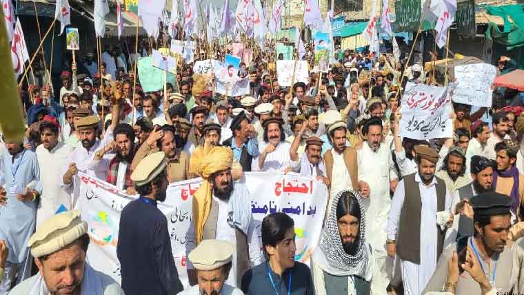 جنوبی وزیر ستان میں بد امنی  کیخلاف عوا م کا احتجاجی مارچ