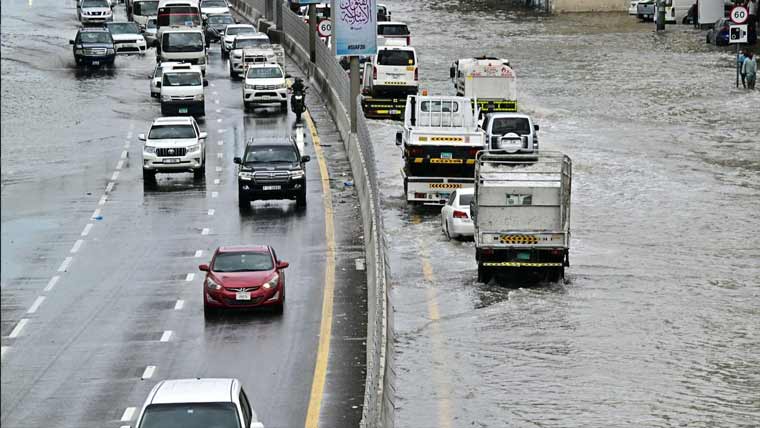 دبئی اور شارجہ میں بارشیں ،سڑکوں  پر پانی جمع ،درجنوں فلائٹس منسوخ 