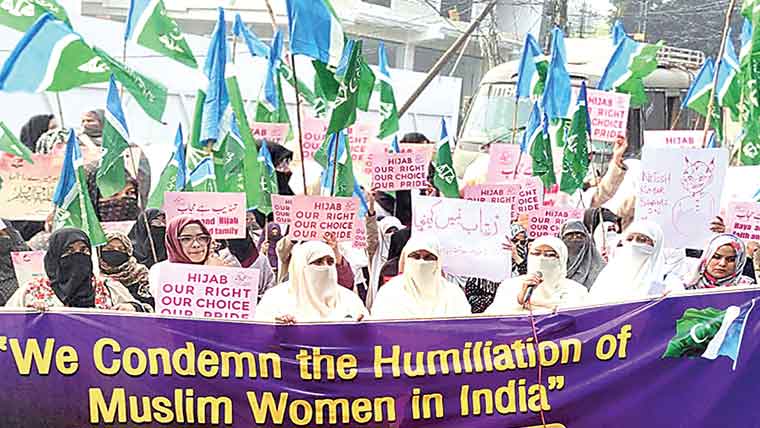 مسلمان خاتون کانقاب کھینچنے کیخلاف لاہور پریس کلب کے باہر مظاہرہ 