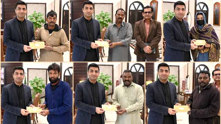 ڈپٹی کمشنر دفترکے مسیحی ملازمین کو کرسمس تحائف تقسیم 