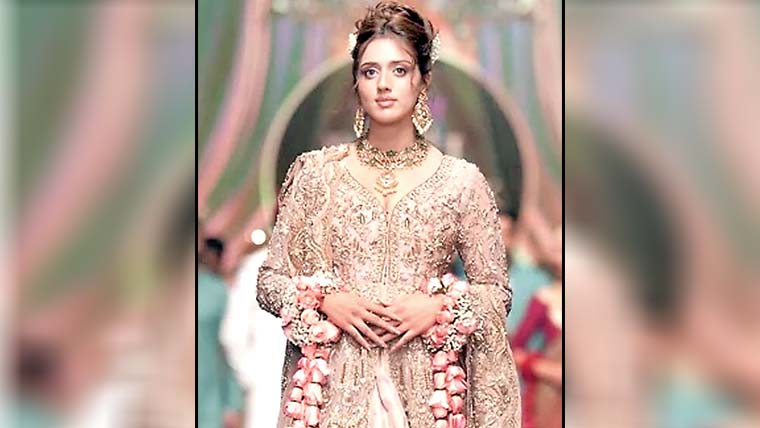 جنت مرزا ریمپ واک سے مشکل میں ، سوشل میڈیا پر تنقید