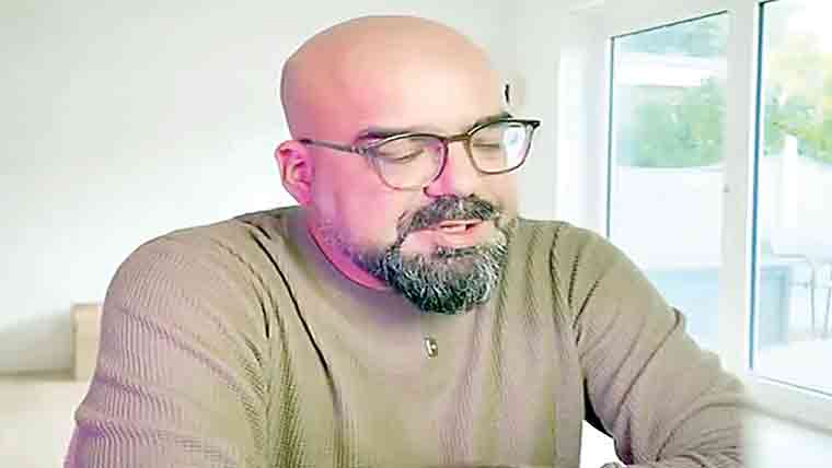 سوشل میڈیا انفلوئنسر جنید اکرم  کے والد انتقال کرگئے