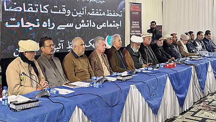 مذاکرات کی شرط، عمران سے ملاقات: آئین، ایک دوسرے کو معاف کریں : اچکزئی 