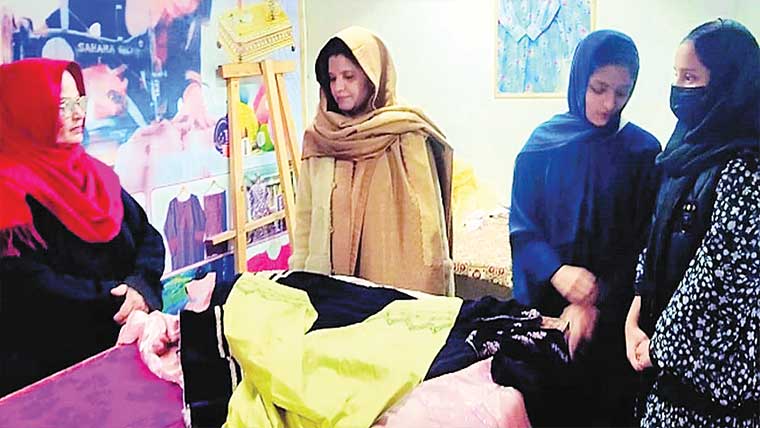 ڈپٹی ڈائریکٹر سوشل ویلفیئر سمیرا  اقبال کا دستکاری سکول کا دورہ 