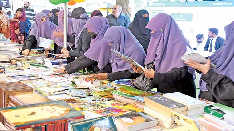 عالمی کتب میلہ جاری ،تیسرے روز بھی لاکھوں افراد کی شرکت