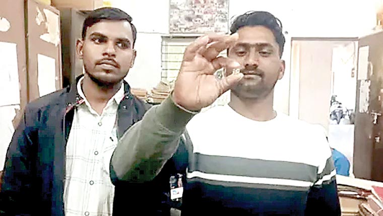  کھیت میں کام کرنیوالے دوستوں کو ڈیڑھ کروڑ کا ہیرا مل گیا